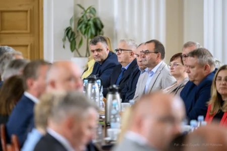 Zdjęcie przedstawia uczestników podpisania umów w ramach programów rządowych