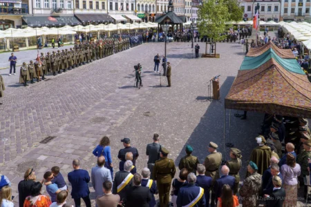 Zdjęcie przedstawia uczestników uroczystości Święta Konstytucji 3 Maja