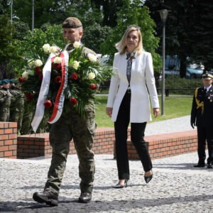 Zdjęcie przedstawia uczestników obchodów Narodowego Dnia Zwycięstwa