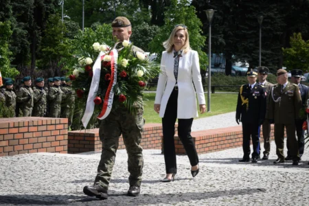 Zdjęcie przedstawia uczestników obchodów Narodowego Dnia Zwycięstwa