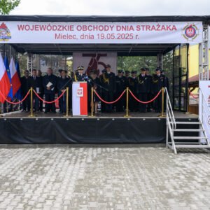 Zdjęcie przedstawia uczestników Wojewódzkich Obchodów Dnia Strażaka