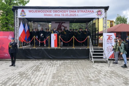 Zdjęcie przedstawia uczestników Wojewódzkich Obchodów Dnia Strażaka