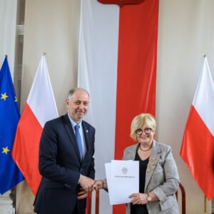 Zdjęcie przedstawia uczestników podpisania umów w ramach programów rządowych
