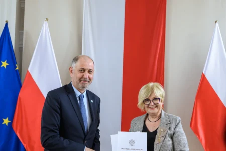 Zdjęcie przedstawia uczestników podpisania umów w ramach programów rządowych