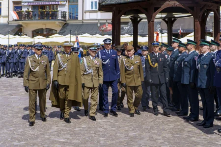 Zdjęcie przedstawia uczestników uroczystości Święta Konstytucji 3 Maja