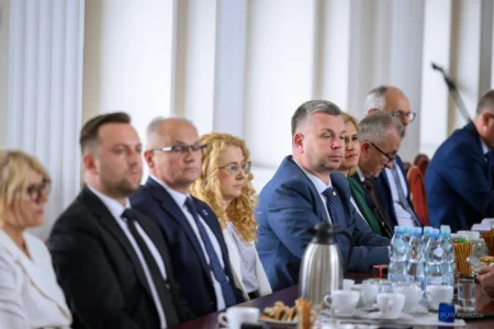 Zdjęcie przedstawia uczestników podpisania umów w ramach programów rządowych