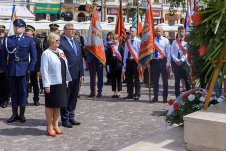 Zdjęcie przedstawia uczestników uroczystości Święta Konstytucji 3 Maja
