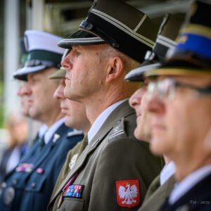 Zdjęcie przedstawia uczestników obchodów Narodowego Dnia Zwycięstwa