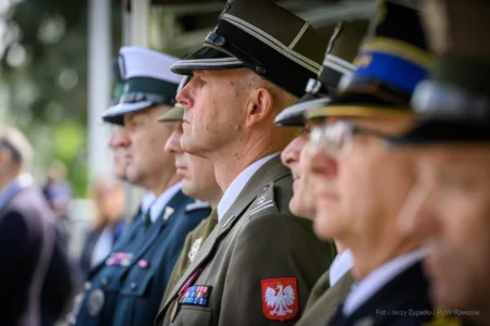 Zdjęcie przedstawia uczestników obchodów Narodowego Dnia Zwycięstwa