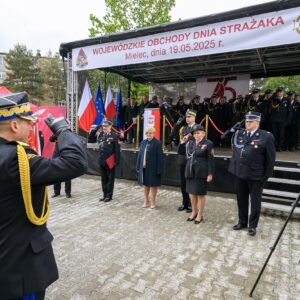Zdjęcie przedstawia uczestników Wojewódzkich Obchodów Dnia Strażaka