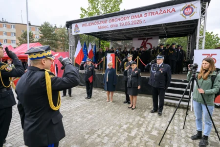 Zdjęcie przedstawia uczestników Wojewódzkich Obchodów Dnia Strażaka