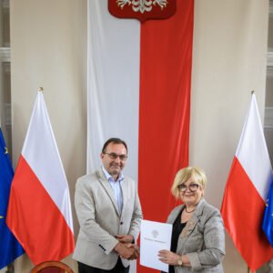 Zdjęcie przedstawia uczestników podpisania umów w ramach programów rządowych