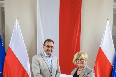 Zdjęcie przedstawia uczestników podpisania umów w ramach programów rządowych