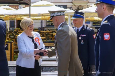 Zdjęcie przedstawia uczestników uroczystości Święta Konstytucji 3 Maja