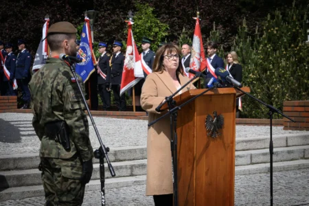 Zdjęcie przedstawia uczestników obchodów Narodowego Dnia Zwycięstwa