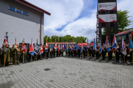 Zdjęcie przedstawia uczestników Wojewódzkich Obchodów Dnia Strażaka