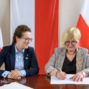 Zdjęcie przedstawia uczestników podpisania umów w ramach programów rządowych