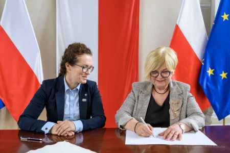 Zdjęcie przedstawia uczestników podpisania umów w ramach programów rządowych