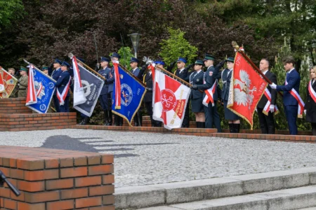 Zdjęcie przedstawia uczestników obchodów Narodowego Dnia Zwycięstwa