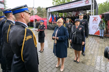 Zdjęcie przedstawia uczestników Wojewódzkich Obchodów Dnia Strażaka