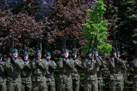 Zdjęcie przedstawia uczestników obchodów Narodowego Dnia Zwycięstwa