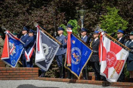 Zdjęcie przedstawia uczestników obchodów Narodowego Dnia Zwycięstwa