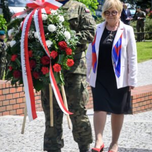 Zdjęcie przedstawia uczestników obchodów Narodowego Dnia Zwycięstwa