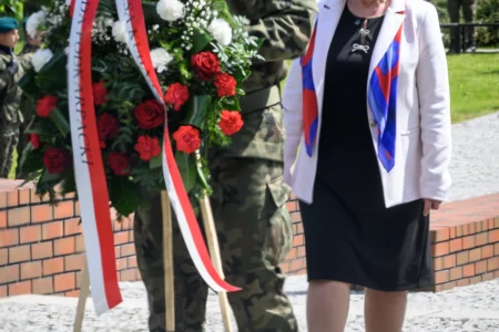 Zdjęcie przedstawia uczestników obchodów Narodowego Dnia Zwycięstwa