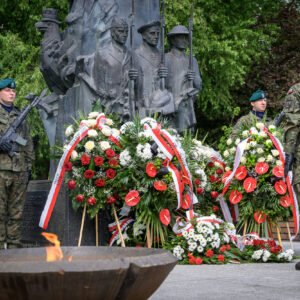Zdjęcie przedstawia uczestników obchodów Narodowego Dnia Zwycięstwa