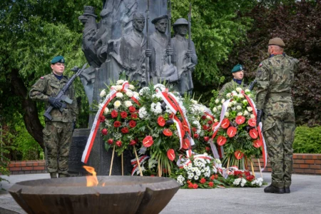 Zdjęcie przedstawia uczestników obchodów Narodowego Dnia Zwycięstwa