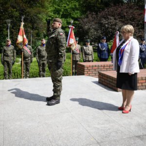 Zdjęcie przedstawia uczestników obchodów Narodowego Dnia Zwycięstwa