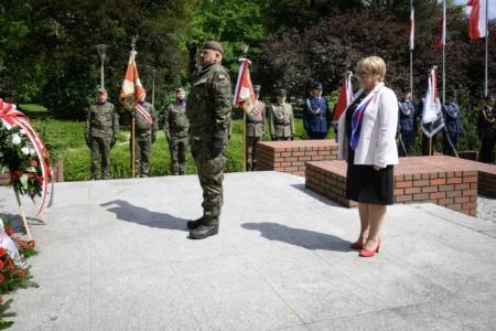 Zdjęcie przedstawia uczestników obchodów Narodowego Dnia Zwycięstwa