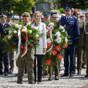 Zdjęcie przedstawia uczestników obchodów Narodowego Dnia Zwycięstwa
