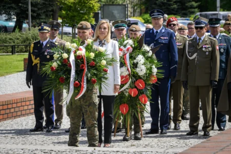 Zdjęcie przedstawia uczestników obchodów Narodowego Dnia Zwycięstwa