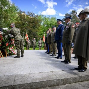 Zdjęcie przedstawia uczestników obchodów Narodowego Dnia Zwycięstwa