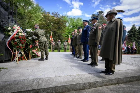 Zdjęcie przedstawia uczestników obchodów Narodowego Dnia Zwycięstwa