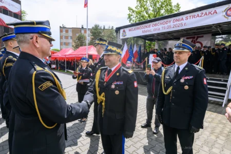 Zdjęcie przedstawia uczestników Wojewódzkich Obchodów Dnia Strażaka