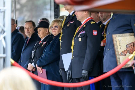 Zdjęcie przedstawia uczestników Wojewódzkich Obchodów Dnia Strażaka