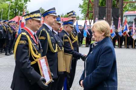 Zdjęcie przedstawia uczestników Wojewódzkich Obchodów Dnia Strażaka