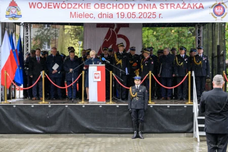 Zdjęcie przedstawia uczestników Wojewódzkich Obchodów Dnia Strażaka