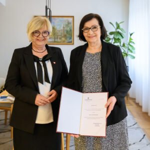 Zdjęcie przedstawia Wojewodę podkarpackiego Teresę Kubas-Hul i konsultanta wojewódzkiego w dziedzinie neurologii dziecięcej Elżbietę Czyżyk