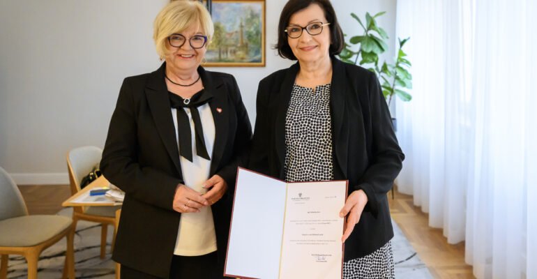 Zdjęcie przedstawia Wojewodę podkarpackiego Teresę Kubas-Hul i konsultanta wojewódzkiego w dziedzinie neurologii dziecięcej Elżbietę Czyżyk