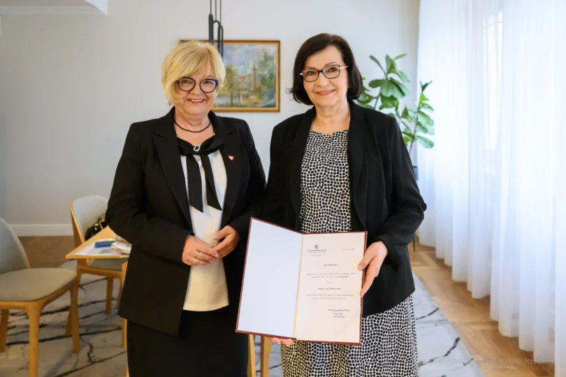 Zdjęcie przedstawia Wojewodę podkarpackiego Teresę Kubas-Hul i konsultanta wojewódzkiego w dziedzinie neurologii dziecięcej Elżbietę Czyżyk