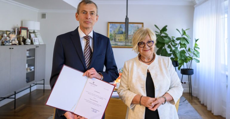 Zdjęcie przedstawia wojewodę podkarpackiego Teresę Kubas-Hul i konsultanta wojewódzkiego w dziedzinie neurologii Rafała Juchę