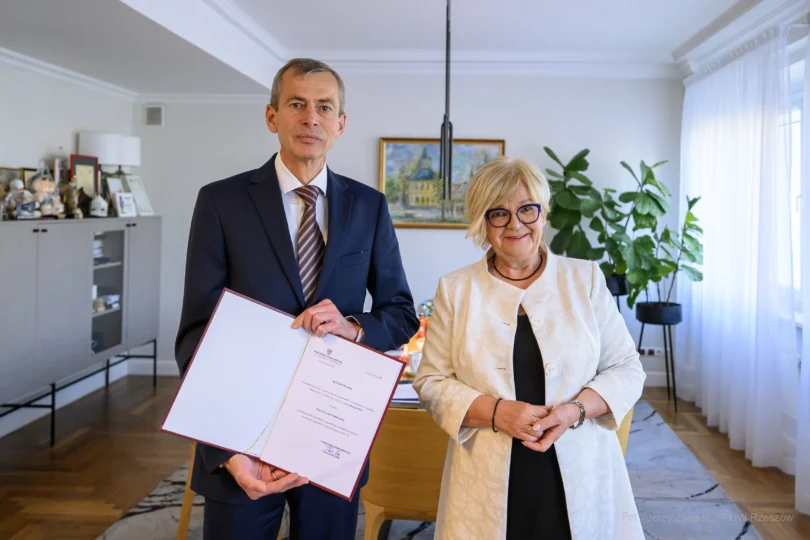 Zdjęcie przedstawia wojewodę podkarpackiego Teresę Kubas-Hul i konsultanta wojewódzkiego w dziedzinie neurologii Rafała Juchę