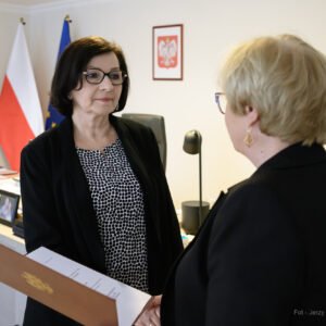 Zdjęcie przedstawia Wojewodę podkarpackiego Teresę Kubas-Hul i konsultanta wojewódzkiego w dziedzinie neurologii dziecięcej Elżbietę Czyżyk