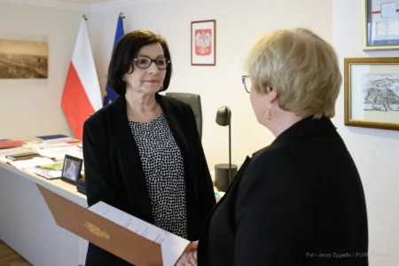 Zdjęcie przedstawia Wojewodę podkarpackiego Teresę Kubas-Hul i konsultanta wojewódzkiego w dziedzinie neurologii dziecięcej Elżbietę Czyżyk