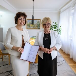 Zdjęcie przedstawia wojewodę podkarpackiego Teresę Kubas-Hul i konsultanta wojewódzkiego w ochronie zdrowia
