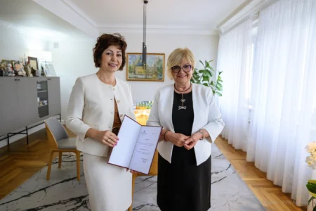 Zdjęcie przedstawia wojewodę podkarpackiego Teresę Kubas-Hul i konsultanta wojewódzkiego w ochronie zdrowia