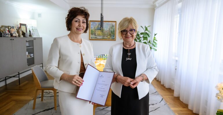 Zdjęcie przedstawia wojewodę podkarpackiego Teresę Kubas-Hul i konsultanta wojewódzkiego w ochronie zdrowia